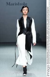 (160318) -- SHENZHEN, March 18, 2016 -- A model presents a creation of brand Marisfrolg during the 2016 Shenzhen Fashion Week (Autumn Winter) in Shenzhen, south China s Guangdong Province, March 18, 2016. The eight-day fashion week kicked off here Friday. )(wjq) CHINA-SHENZHEN-FASHION WEEK (CN) ChenxJianli 