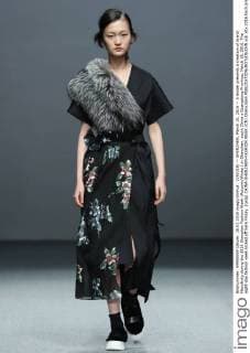 (160318) -- SHENZHEN, March 18, 2016 -- A model presents a creation of brand Marisfrolg during the 2016 Shenzhen Fashion Week (Autumn Winter) in Shenzhen, south China s Guangdong Province, March 18, 2016. The eight-day fashion week kicked off here Friday. )(wjq) CHINA-SHENZHEN-FASHION WEEK (CN) ChenxJianli 