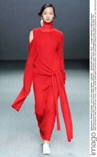 (160318) -- SHENZHEN, March 18, 2016 -- A model presents a creation of brand Marisfrolg during the 2016 Shenzhen Fashion Week (Autumn Winter) in Shenzhen, south China s Guangdong Province, March 18, 2016. The eight-day fashion week kicked off here Friday. )(wjq) CHINA-SHENZHEN-FASHION WEEK (CN) ChenxJianli 