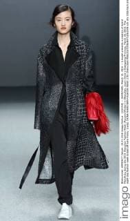 (160318) -- SHENZHEN, March 18, 2016 -- A model presents a creation of brand Marisfrolg during the 2016 Shenzhen Fashion Week (Autumn Winter) in Shenzhen, south China s Guangdong Province, March 18, 2016. The eight-day fashion week kicked off here Friday. )(wjq) CHINA-SHENZHEN-FASHION WEEK (CN) ChenxJianli 