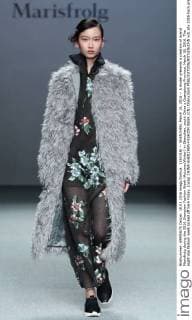 (160318) -- SHENZHEN, March 18, 2016 -- A model presents a creation of brand Marisfrolg during the 2016 Shenzhen Fashion Week (Autumn Winter) in Shenzhen, south China s Guangdong Province, March 18, 2016. The eight-day fashion week kicked off here Friday. )(wjq) CHINA-SHENZHEN-FASHION WEEK (CN) ChenxJianli 