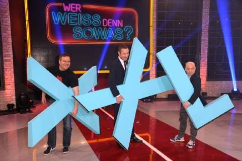 Elton, Kai Pflaume und Bernhard Hoecker. Fototermin mit Kai Pflaume. Wer weiß denn sowas? XXL - Das unvorstellbare Wissensquiz im Studio Hamburg. Hamburg, 16.03.2016