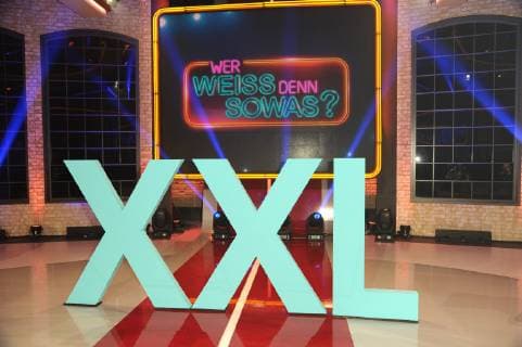 Wer weiss denn sowas?. Fototermin mit Kai Pflaume. Wer weiß denn sowas? XXL - Das unvorstellbare Wissensquiz im Studio Hamburg. Hamburg, 16.03.2016