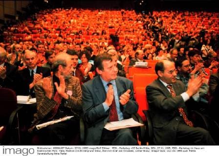 PDS - Parteitag «95 Berlin-Mitte, DEU, 27.01.1995, PDS - Parteitag im Haus am Koellnischen Park: Hans Modrow (im Hintergrund links), Heinrich Graf von Einsiedel, Lothar Bisky; Gregor Gysi;