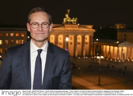 Frank Castorf mit dem Großen Kunstpreis Berlin ausgezeichnet Michael Müller, Regierender Bürgermeister von Berlin, bei der Verleihung des großen Kunstpreis im Auftrag des Senats von Berlin in der Akademie der Künste am 18.03.16 in Berlin Frank Castorf erhält Grossen Kunstpreis in Berlin