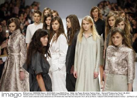 Bilder des Tages Ukrainian Fashion Week - Domanoff Modenschau March 18, 2016 - Models present a creation by Ukrainian designer DOMANOFF during the 38th Ukrainian Fashion Week in Kiev, Ukraine, 18 March 2016. The fashion event presents 2016 collections by Ukrainian and international designers from 18 to 23 March. - ZUMAs334