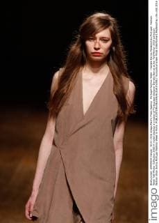 Portugal Fashion Week - Daniela Barros Modenschau Portugal: Fashion Week Fall Winter Collection 2016 A model displays a creation of Portuguese designer Daniela Barros at her Fall Winter 2016 collection fashion show during Portugal Fashion Week in Porto.  NunoxGuimaraes