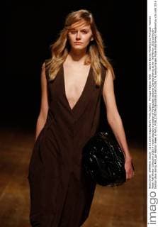 Portugal Fashion Week - Daniela Barros Modenschau Portugal: Fashion Week Fall Winter Collection 2016 A model displays a creation of Portuguese designer Daniela Barros at her Fall Winter 2016 collection fashion show during Portugal Fashion Week in Porto.  NunoxGuimaraes