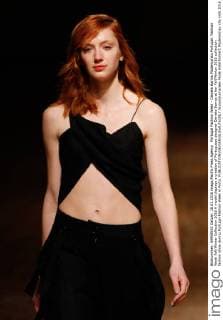 Portugal Fashion Week - Daniela Barros Modenschau Portugal: Fashion Week Fall Winter Collection 2016 A model displays a creation of Portuguese designer Daniela Barros at her Fall Winter 2016 collection fashion show during Portugal Fashion Week in Porto.  NunoxGuimaraes