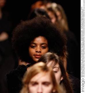 Portugal Fashion Week - Daniela Barros Modenschau Portugal: Fashion Week Fall Winter Collection 2016 Models display a creation of Portuguese designer Daniela Barros at her Fall Winter 2016 collection fashion show during Portugal Fashion Week in Porto.  NunoxGuimaraes