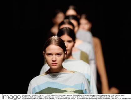 Portugal Fashion Week - Carla Pontes Modenschau Portugal: Fashion Week Fall Winter Collection 2016 A model displays a creation of Portuguese designer Carla Pontes at her Fall Winter 2016 collection fashion show during Portugal Fashion Week in Porto.  NunoxGuimaraes