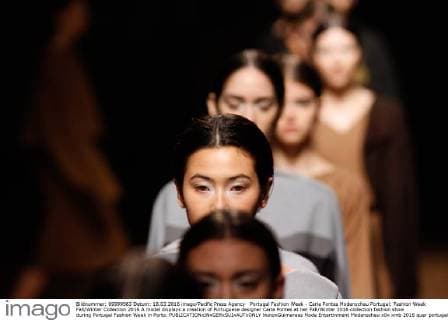 Portugal Fashion Week - Carla Pontes Modenschau Portugal: Fashion Week Fall Winter Collection 2016 A model displays a creation of Portuguese designer Carla Pontes at her Fall Winter 2016 collection fashion show during Portugal Fashion Week in Porto.  NunoxGuimaraes
