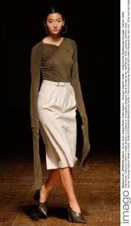 Portugal Fashion Week - Carla Pontes Modenschau Portugal: Fashion Week Fall Winter Collection 2016 A model displays a creation of Portuguese designer Carla Pontes at her Fall Winter 2016 collection fashion show during Portugal Fashion Week in Porto.  NunoxGuimaraes