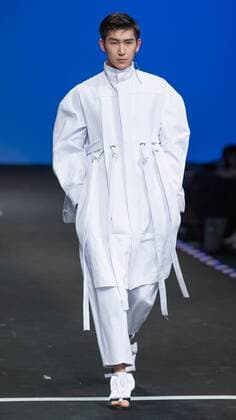(160319) -- BEIJING, March 18, 2016 -- A model presents a creation designed by students of Beijing Institute of Fashion Technology during a fashion week of the institute in Beijing, capital of China, March 18, 2016. The fashion week concluded on Friday.) (ry) CHINA-BEIJING-FASHION SHOW (CN) LixJianbo 