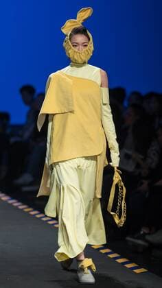 (160319) -- BEIJING, March 18, 2016 -- A model presents a creation designed by students of Beijing Institute of Fashion Technology during a fashion week of the institute in Beijing, capital of China, March 18, 2016. The fashion week concluded on Friday.) (ry) CHINA-BEIJING-FASHION SHOW (CN) LixJianbo 