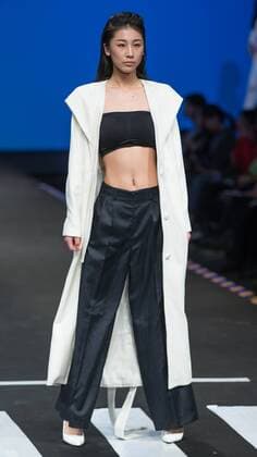 (160319) -- BEIJING, March 18, 2016 -- A model presents a creation designed by students of Beijing Institute of Fashion Technology during a fashion week of the institute in Beijing, capital of China, March 18, 2016. The fashion week concluded on Friday.) (ry) CHINA-BEIJING-FASHION SHOW (CN) LixJianbo 