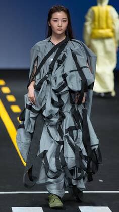 (160319) -- BEIJING, March 18, 2016 -- A model presents a creation designed by students of Beijing Institute of Fashion Technology during a fashion week of the institute in Beijing, capital of China, March 18, 2016. The fashion week concluded on Friday.) (ry) CHINA-BEIJING-FASHION SHOW (CN) LixJianbo 