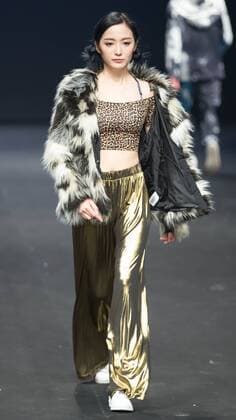(160319) -- BEIJING, March 18, 2016 -- A model presents a creation designed by graduates of Beijing Institute of Fashion Technology during a fashion week of the institute in Beijing, capital of China, March 18, 2016. The fashion week concluded on Friday.) (ry) CHINA-BEIJING-FASHION SHOW (CN) LixJianbo 