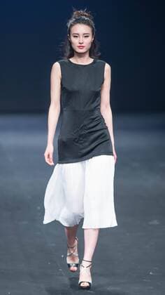 (160319) -- BEIJING, March 18, 2016 -- A model presents a creation designed by graduates of Beijing Institute of Fashion Technology during a fashion week of the institute in Beijing, capital of China, March 18, 2016. The fashion week concluded on Friday.) (ry) CHINA-BEIJING-FASHION SHOW (CN) LixJianbo 