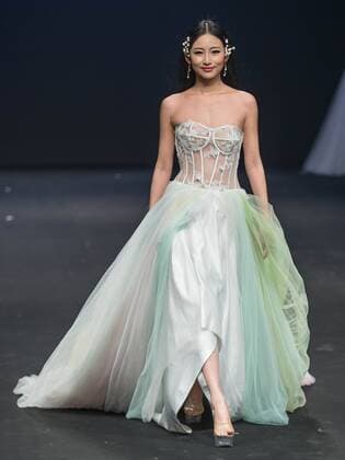(160319) -- BEIJING, March 18, 2016 -- A model presents a creation designed by graduates of Beijing Institute of Fashion Technology during a fashion week of the institute in Beijing, capital of China, March 18, 2016. The fashion week concluded on Friday.) (ry) CHINA-BEIJING-FASHION SHOW (CN) LixJianbo 