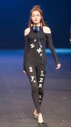 (160319) -- BEIJING, March 18, 2016 -- A model presents a creation designed by graduates of Beijing Institute of Fashion Technology during a fashion week of the institute in Beijing, capital of China, March 18, 2016. The fashion week concluded on Friday.) (ry) CHINA-BEIJING-FASHION SHOW (CN) LixJianbo 