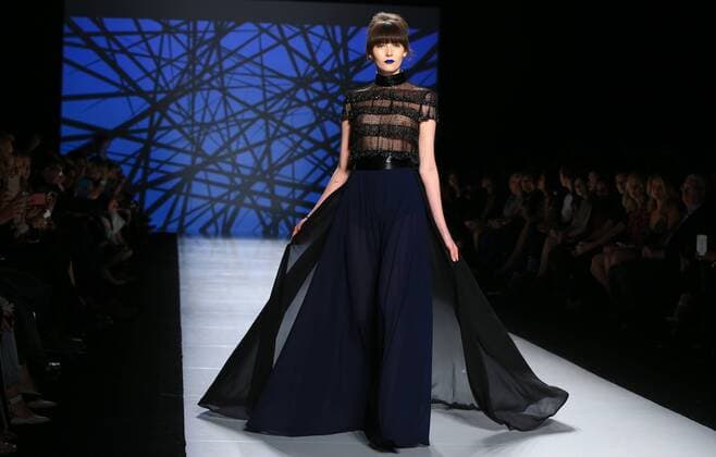 (160319) -- TORONTO, March 18, 2016 -- A model presents a creation of Stephan Caras Fall Winter 2016 collection during the Toronto Fashion Week Fall Winter 2016 at David Pecaut Square in Toronto, Canada, March 18, 2016. ) (djj) CANADA-TORONTO-FASHION WEEK-STEPHAN CARAS ZouxZheng 