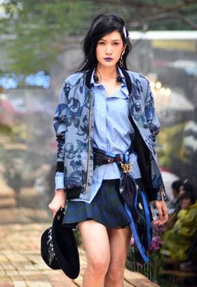 (160319) -- TAIPEI, March 18, 2016 () -- A model presents a creation by designer Daniel Wong at a fashion show in Taipei, southeast China s Taiwan, March 18, 2016. () (ry) CHINA-TAIPEI-FASHION SHOW (CN) Xinhua 