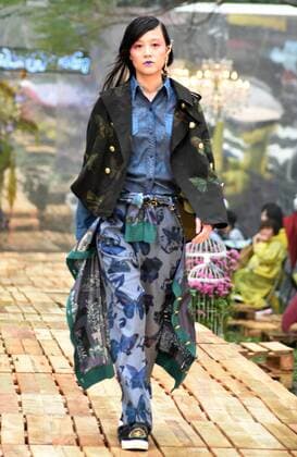 (160319) -- TAIPEI, March 18, 2016 () -- A model presents a creation by designer Daniel Wong at a fashion show in Taipei, southeast China s Taiwan, March 18, 2016. () (ry) CHINA-TAIPEI-FASHION SHOW (CN) Xinhua 