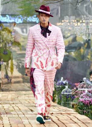 (160319) -- TAIPEI, March 18, 2016 () -- A model presents a creation by designer Daniel Wong at a fashion show in Taipei, southeast China s Taiwan, March 18, 2016. () (ry) CHINA-TAIPEI-FASHION SHOW (CN) Xinhua 