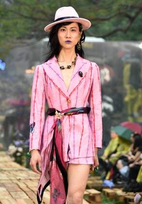 (160319) -- TAIPEI, March 18, 2016 () -- A model presents a creation by designer Daniel Wong at a fashion show in Taipei, southeast China s Taiwan, March 18, 2016. () (ry) CHINA-TAIPEI-FASHION SHOW (CN) Xinhua 