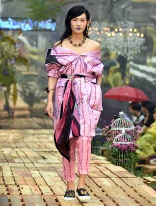 (160319) -- TAIPEI, March 18, 2016 () -- A model presents a creation by designer Daniel Wong at a fashion show in Taipei, southeast China s Taiwan, March 18, 2016. () (ry) CHINA-TAIPEI-FASHION SHOW (CN) Xinhua 