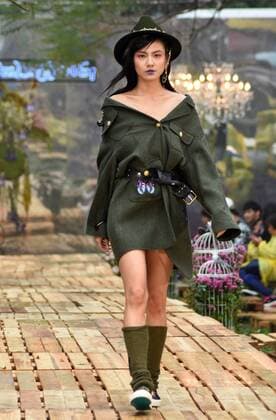 (160319) -- TAIPEI, March 18, 2016 () -- A model presents a creation by designer Daniel Wong at a fashion show in Taipei, southeast China s Taiwan, March 18, 2016. () (ry) CHINA-TAIPEI-FASHION SHOW (CN) Xinhua 
