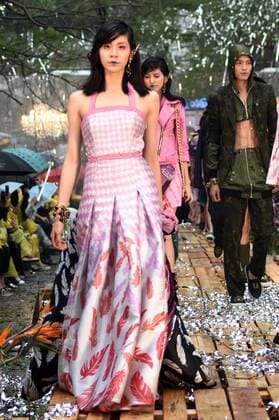 (160319) -- TAIPEI, March 18, 2016 () -- A model presents a creation by designer Daniel Wong at a fashion show in Taipei, southeast China s Taiwan, March 18, 2016. () (ry) CHINA-TAIPEI-FASHION SHOW (CN) Xinhua 