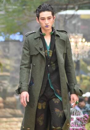 (160319) -- TAIPEI, March 18, 2016 () -- A model presents a creation by designer Daniel Wong at a fashion show in Taipei, southeast China s Taiwan, March 18, 2016. () (ry) CHINA-TAIPEI-FASHION SHOW (CN) Xinhua 