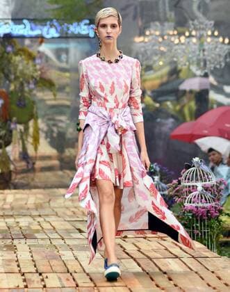 (160319) -- TAIPEI, March 18, 2016 () -- A model presents a creation by designer Daniel Wong at a fashion show in Taipei, southeast China s Taiwan, March 18, 2016. () (ry) CHINA-TAIPEI-FASHION SHOW (CN) Xinhua 