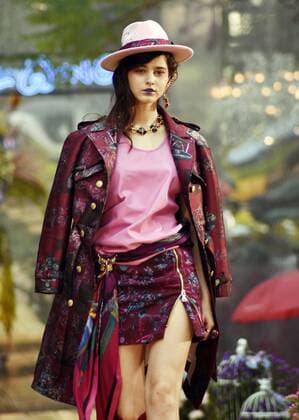 (160319) -- TAIPEI, March 18, 2016 () -- A model presents a creation by designer Daniel Wong at a fashion show in Taipei, southeast China s Taiwan, March 18, 2016. () (ry) CHINA-TAIPEI-FASHION SHOW (CN) Xinhua 