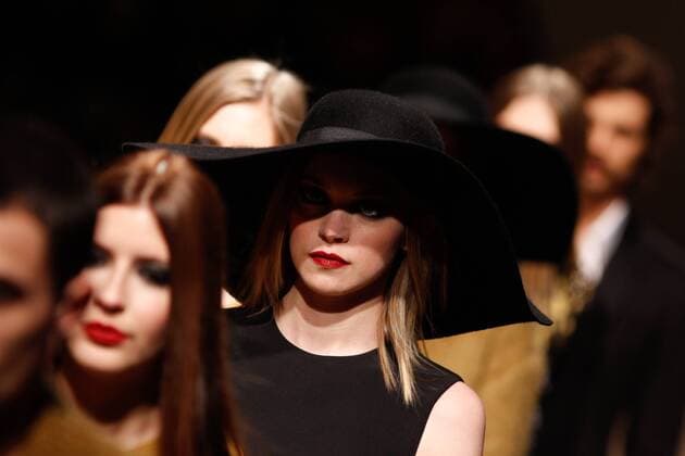 Bilder des Tages Portugal: Fashion Week A model displays a creation by portuguese designer Nuno Baltazar at his Fall Winter 2016 collection fashion show during Portugal Fashion Week in Porto.  NunoxGuimaraes