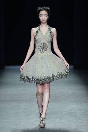 (160320) -- SHENZHEN, March 20, 2016 -- A model presents a creation of designer Deng Hao during the 2016 Shenzhen Fashion Week (Autumn Winter) in Shenzhen, south China s Guangdong Province, March 20, 2016. The eight-day fashion week kicked off here March 18. )(wjq) CHINA-SHENZHEN-FASHION WEEK (CN) ChenxJianli 