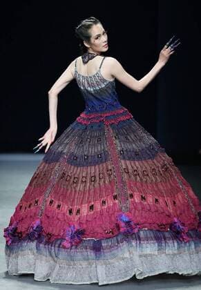 (160320) -- SHENZHEN, March 20, 2016 -- A model presents a creation of designer Deng Hao during the 2016 Shenzhen Fashion Week (Autumn Winter) in Shenzhen, south China s Guangdong Province, March 20, 2016. The eight-day fashion week kicked off here March 18. )(wjq) CHINA-SHENZHEN-FASHION WEEK (CN) ChenxJianli 