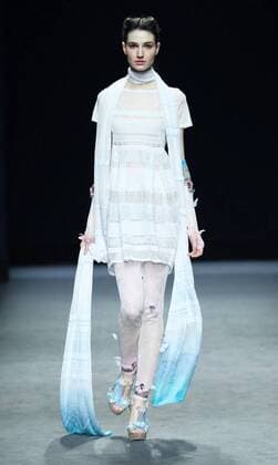 (160320) -- SHENZHEN, March 20, 2016 -- A model presents a creation of designer Deng Hao during the 2016 Shenzhen Fashion Week (Autumn Winter) in Shenzhen, south China s Guangdong Province, March 20, 2016. The eight-day fashion week kicked off here March 18. )(wjq) CHINA-SHENZHEN-FASHION WEEK (CN) ChenxJianli 