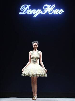 Bilder des Tages (160320) -- SHENZHEN, March 20, 2016 -- A model presents a creation of designer Deng Hao during the 2016 Shenzhen Fashion Week (Autumn Winter) in Shenzhen, south China s Guangdong Province, March 20, 2016. The eight-day fashion week kicked off here March 18. )(wjq) CHINA-SHENZHEN-FASHION WEEK (CN) ChenxJianli 