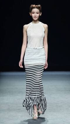 (160320) -- SHENZHEN, March 20, 2016 -- A model presents a creation of designer Deng Hao during the 2016 Shenzhen Fashion Week (Autumn Winter) in Shenzhen, south China s Guangdong Province, March 20, 2016. The eight-day fashion week kicked off here March 18. )(wjq) CHINA-SHENZHEN-FASHION WEEK (CN) ChenxJianli 