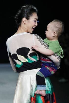 (160320) -- SHENZHEN, March 20, 2016 -- A model presents a creation of designer Deng Hao during the 2016 Shenzhen Fashion Week (Autumn Winter) in Shenzhen, south China s Guangdong Province, March 20, 2016. The eight-day fashion week kicked off here March 18. )(wjq) CHINA-SHENZHEN-FASHION WEEK (CN) ChenxJianli 