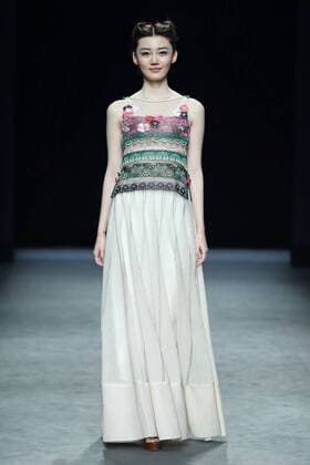 (160320) -- SHENZHEN, March 20, 2016 -- A model presents a creation of designer Deng Hao during the 2016 Shenzhen Fashion Week (Autumn Winter) in Shenzhen, south China s Guangdong Province, March 20, 2016. The eight-day fashion week kicked off here March 18. )(wjq) CHINA-SHENZHEN-FASHION WEEK (CN) ChenxJianli 