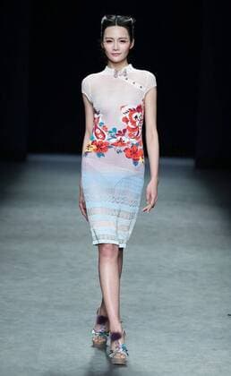 (160320) -- SHENZHEN, March 20, 2016 -- A model presents a creation of designer Deng Hao during the 2016 Shenzhen Fashion Week (Autumn Winter) in Shenzhen, south China s Guangdong Province, March 20, 2016. The eight-day fashion week kicked off here March 18. )(wjq) CHINA-SHENZHEN-FASHION WEEK (CN) ChenxJianli 