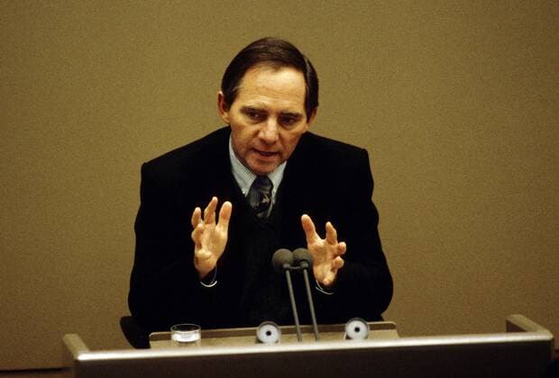 Hauptstadtbeschluss Hauptstadtdebatte Hauptstadtabstimmung ueber den zukuenftigen Regierungssitz von Deutschland im Bundestag am 20.06.1991 : Wolfgang SCHAEUBLE , CDU , bei seiner Rede Debate on the future seat of the government of Germany in Bundestag parliament on 20.06.1991 : Wolfgang SCHAEUBLE , CDU , during his speech