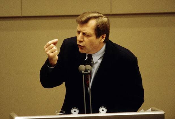 Hauptstadtbeschluss Hauptstadtdebatte Hauptstadtabstimmung ueber den zukuenftigen Regierungssitz von Deutschland im Bundestag am 20.06.1991 : Eberhard DIEPGEN , CDU , bei seiner Rede Debate on the future seat of the government of Germany in Bundestag parliament on 20.06.1991 : Eberhard DIEPGEN , CDU , during his speech