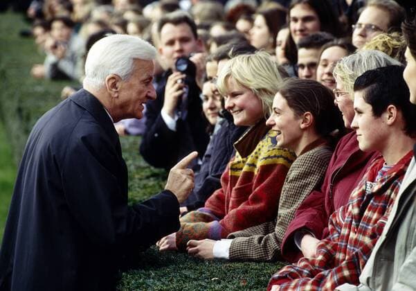 Bundespraesident Richard von WEIZSAECKER spricht mit Buergern im Garten der Villa Hammerschmidt , Maerz 1994 Buerger President Richard von WEIZSAECKER is talking to visitors in the garden of Villa Hammerschmidt , March 1994