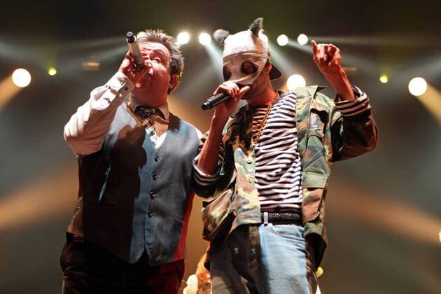 Die Prinzen. Sänger Sebastian Krumbiegel ( Die Prinzen ) links und Rapper CRO ( bürgl. Carlo Waibel ) während eines Konzertes im Rahmen ihrer 25 Jahre auf Bewährung Tour am 20.03.2016 vor 3.000 Fans in der Arena Leipzig.