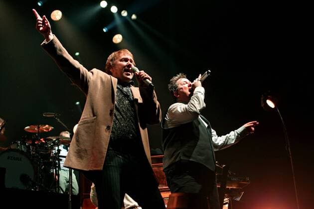 Die Prinzen. Sänger Tobias Künzel links und Sänger Sebastian Krumbiegel ( Die Prinzen ) während eines Konzertes im Rahmen ihrer 25 Jahre auf Bewährung Tour am 20.03.2016 vor 3.000 Fans in der Arena Leipzig.